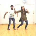 Gayathri Yuvraaj Instagram - Dance with my Boss 😎💃#bossmoves @sonymusic_south @rhythmicbeatdancecourt @joshapp.tamil @officialjoshapp #joshmeinaaja #partytime #dancereels #boss