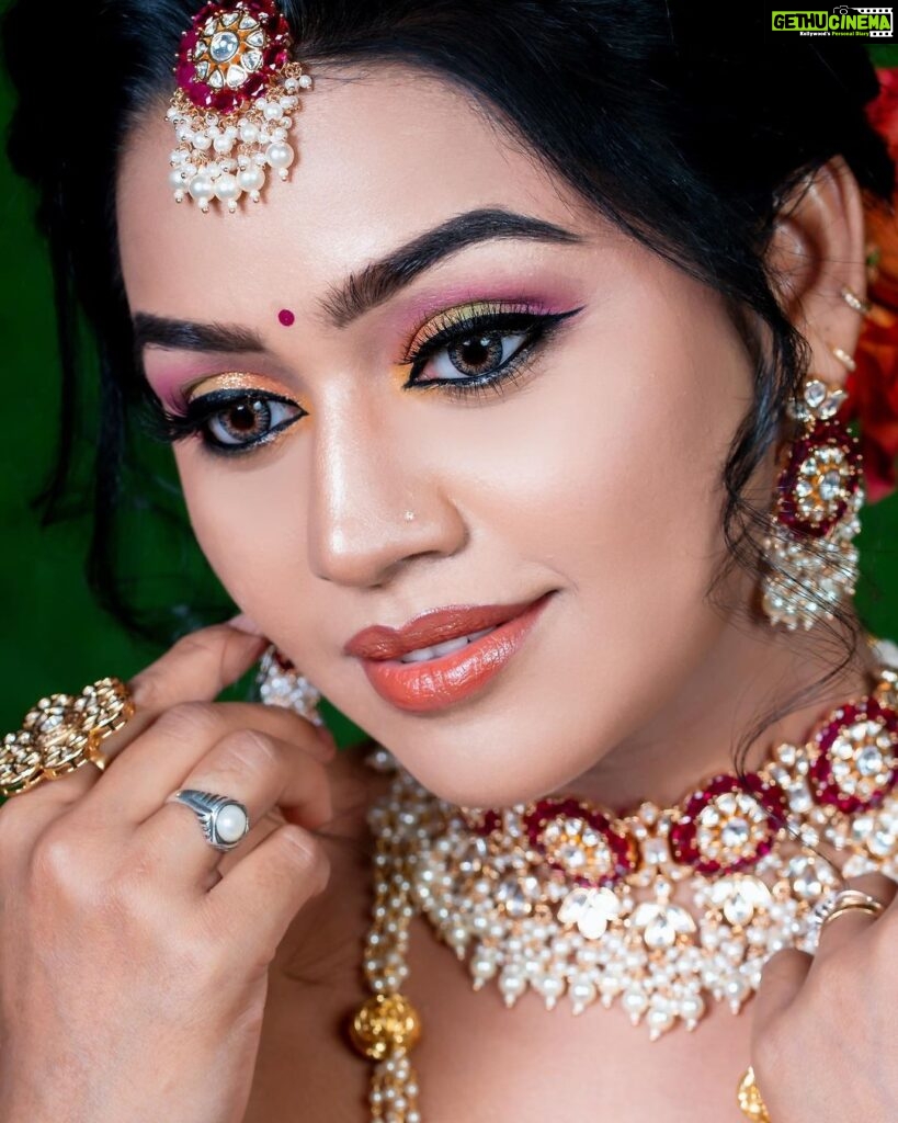 Gayathri Yuvraaj Instagram - ❤️❤️ Mua @lavanyaeuginebridalmakeup Costume and jewelry @ravikkai_selai