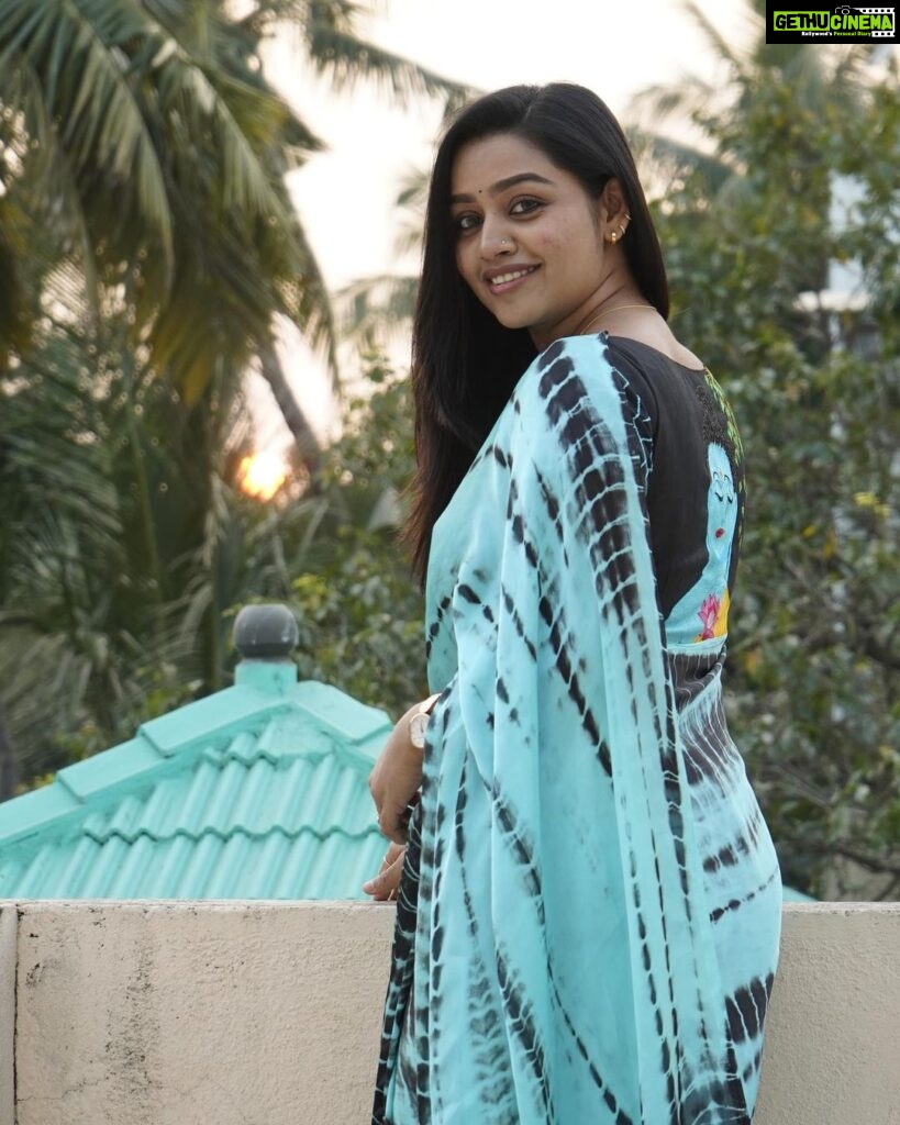 Gayathri Yuvraaj Instagram - The beautiful Sarre & blouse @dharaniofficialpage 📷 @shotby__dan