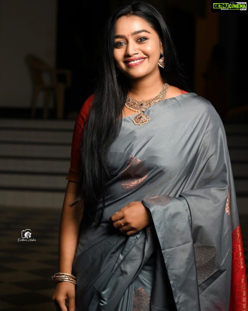 Gayathri Yuvraaj Instagram - Smile is the best ornament to enhance the look 😊🤗 @aaryaah_designs @evidencemaker