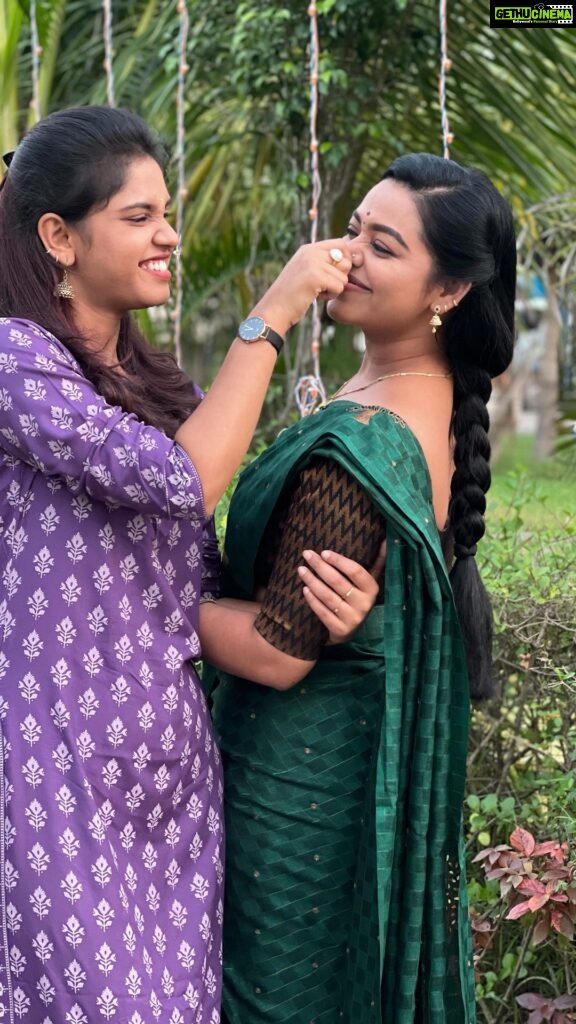 Gayathri Yuvraaj Instagram - Moving with the trend 🤩 sollunga mamakutttyyyyyy 🤣 Va: @sanjay_raja03 @joshapp.tamil @officialjoshapp #joshmeinaaja #mamakutty #lovetoday #movies #comedy #meenakshiponnunga #durga #yamuna #sisters