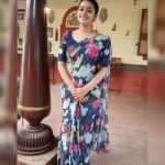 Gayathri Yuvraaj Instagram - “Life is not a problem to be solved, but a reality to be experienced.” ✌️😊 Floral saree and blouse @acchoosfazhionpassion