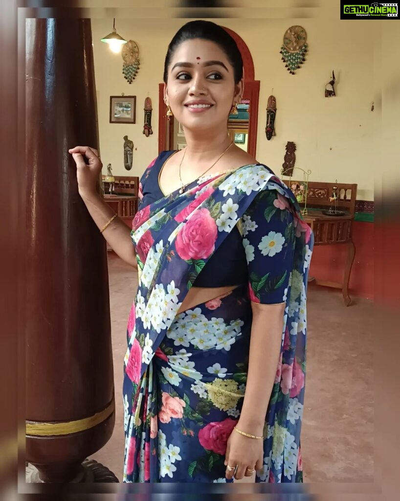 Gayathri Yuvraaj Instagram - “Life is not a problem to be solved, but a reality to be experienced.” ✌️😊 Floral saree and blouse @acchoosfazhionpassion