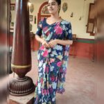 Gayathri Yuvraaj Instagram - “Life is not a problem to be solved, but a reality to be experienced.” ✌️😊 Floral saree and blouse @acchoosfazhionpassion