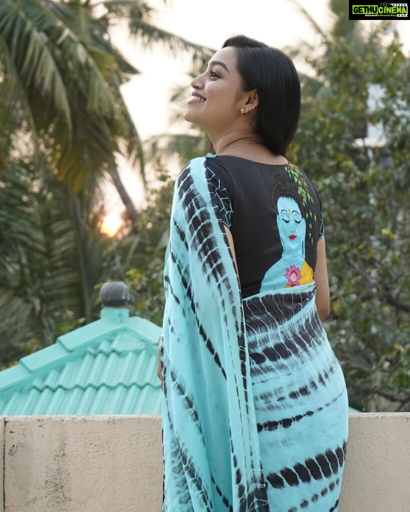 Gayathri Yuvraaj Instagram - The beautiful Sarre & blouse @dharaniofficialpage 📷 @shotby__dan