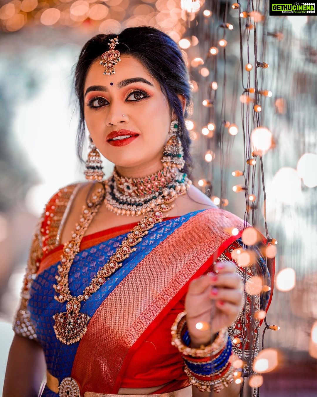 Gayathri Yuvraaj Instagram - ๐๐ MUA- @hastachehra7 Hairstyle - @beautylook_by_naina Photography - @kandys_moments Saree- @ravikkai_selai Blouse- @mokshe_rental_destination Jewellery - @prathyusha_bridal_jewellery Location - @thesecretgardenshootingspot