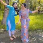 Gayathri Yuvraaj Instagram - ❤️👭💙 #trendingsongs #sisterlove #👭💃