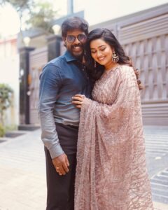 Gayathri Yuvraaj Instagram - வேறு என்ன வேண்டும் வாழ்வில் 🦋🧿 @yuvi_smart Beautiful Saree @mayon_by_subhathracouture Jewellery @chennai_jazz Hairstyles @farhaa_makeupartist