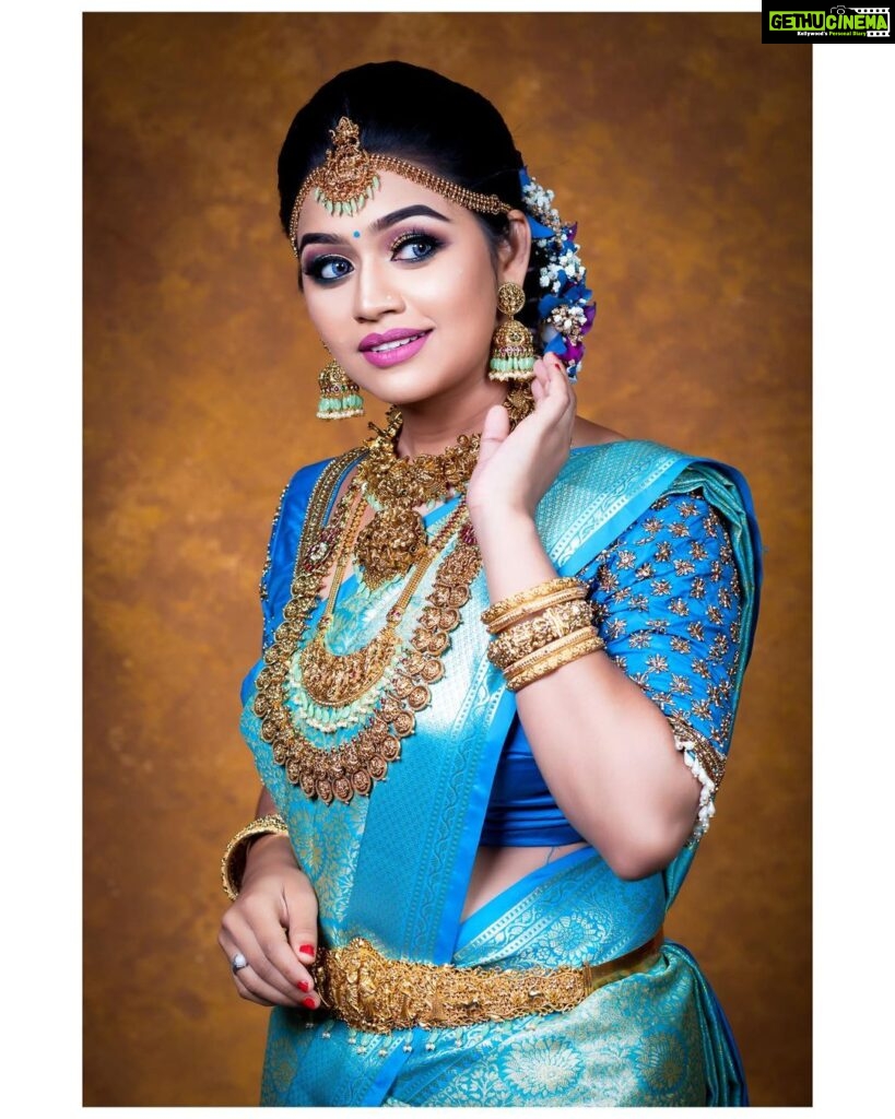 Gayathri Yuvraaj Instagram - 😍 Makeup and hair @lavanyaeuginebridalmakeup Costume @ravikkai_selai Jewelry @angelsblushbridaljewellery Photography: @picexlstudios