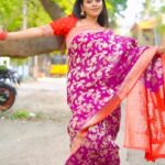 Gayathri Yuvraaj Instagram - இஞ்சி மரப்பா இடுப்ப பாா்த்து கசங்கி போனேன்டி ஈர உதட்டில் சூடு பரப்பி இஸ்திரி போடேன்டி …❤️❤️❤️ Saree @houseof.raadhya_sarees Blouse @abarnasundarramanclothing
