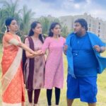Gayathri Yuvraaj Instagram - Fun at set🤗 @mokshitha22 @pranikadhakshu @thidiyan @joshapp.tamil @officialjoshapp #joshmeinaaja #meenachiponnunga #zeetamil