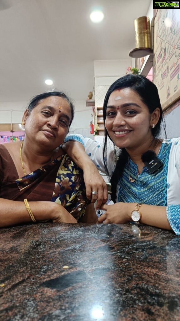 Gayathri Yuvraaj Instagram - My Day out with family @kumbakonam watch our #gayathrifromaminjikarai YouTube channel.. #family😊 Watch and subscribe makkelleyy….. Link in bio #gayathrifromaminjikarai #gfa #gayathri