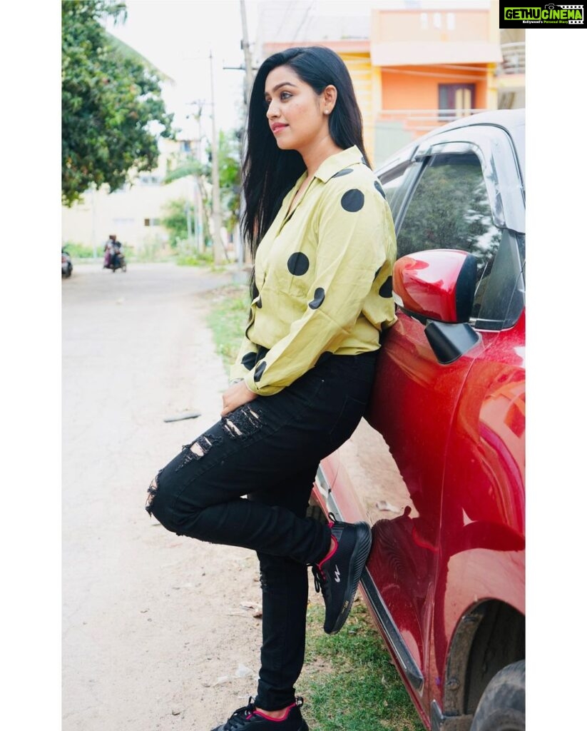 Gayathri Yuvraaj Instagram - I just find myself happy with the simple things. ...#behappy #bepositive #believeinyourself Outfit @the_neska