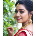 Gayathri Yuvraaj Instagram - 😍 Mua @jaanumakeoverartistry Hairdo @vanitha_makeover Jewellery @littlefingers_bridal_jewellery Outfit @plush_boutique_jb Photography @sathish_sri_03 @sppgardens