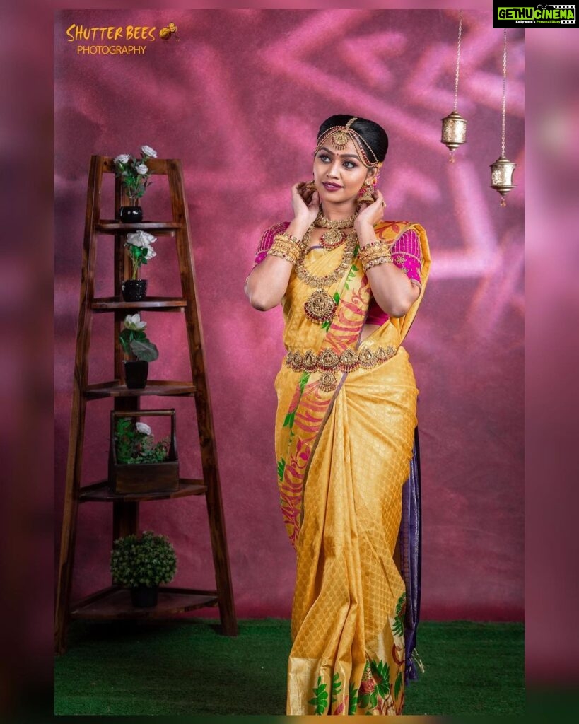 Gayathri Yuvraaj Instagram - Makeup : @brindhas_makeup_artistry Jewelry : @kjs.jewellers Photography : @shutter_bees Flowers: @weddingflowerjadai Saree : @lakshmirams Location : @arangaa.space Blouse : @j2fashions