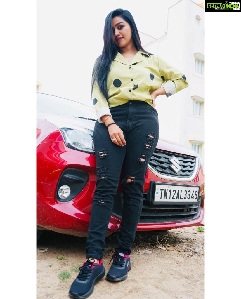 Gayathri Yuvraaj Instagram - I just find myself happy with the simple things. ...#behappy #bepositive #believeinyourself Outfit @the_neska