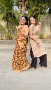 Gayathri Yuvraaj Instagram - 🤗🤗 Reels With cutie @pranikadhakshu Blouse @abarnasundarramanclothing @joshapp.tamil @officialjoshapp #joshmeinaaja