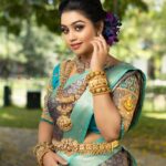 Gayathri Yuvraaj Instagram - Mua @saranyamakeupartistry Hairdo @vanitha_makeover Saree @mhm_indian_boutique Blouse @kalpana_bridal__studio Jewels @new_ideas_fashions Flowers @poovai_bridal_flowers Photographer @single_sparrow_photography