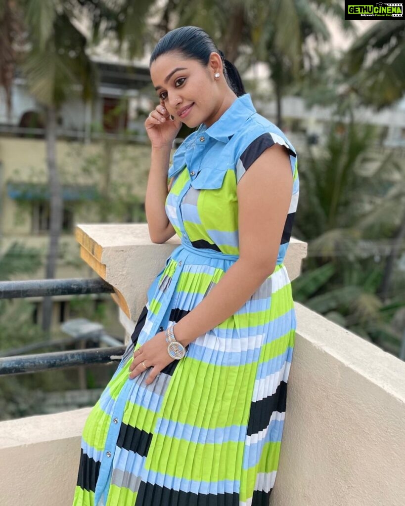 Gayathri Yuvraaj Instagram - Life has got all those twists and turns. You’ve got to hold on tight and off you go.”✌️ Outfit & handbag @falishasiddhu_