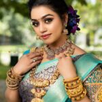 Gayathri Yuvraaj Instagram - Mua @saranyamakeupartistry Hairdo @vanitha_makeover Saree @mhm_indian_boutique Blouse @kalpana_bridal__studio Jewels @new_ideas_fashions Flowers @poovai_bridal_flowers Photographer @single_sparrow_photography