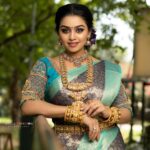 Gayathri Yuvraaj Instagram - Mua @saranyamakeupartistry Hairdo @vanitha_makeover Saree @mhm_indian_boutique Blouse @kalpana_bridal__studio Jewels @new_ideas_fashions Flowers @poovai_bridal_flowers Photographer @single_sparrow_photography