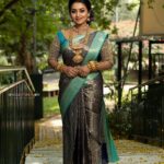 Gayathri Yuvraaj Instagram - Mua @saranyamakeupartistry Hairdo @vanitha_makeover Saree @mhm_indian_boutique Blouse @kalpana_bridal__studio Jewels @new_ideas_fashions Flowers @poovai_bridal_flowers Photographer @single_sparrow_photography