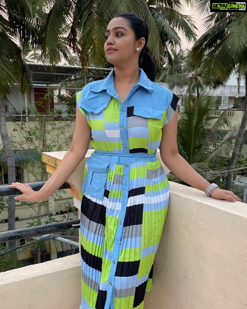 Gayathri Yuvraaj Instagram - Life has got all those twists and turns. You’ve got to hold on tight and off you go.”✌️ Outfit & handbag @falishasiddhu_