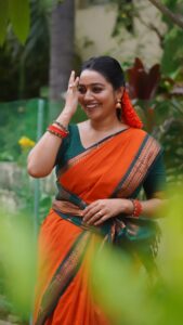 Gayathri Yuvraaj Instagram - மைனரு வேட்டி கட்டி மச்சினி மனசுல அம்பு விட்டான் மச்சினி கண்ணாடி மாட்டிகிட்டு என்னபாத்து நச்சுன்னு கண்ணடிச்சான் !!❤️❤️ Saree @wear_n_shine.collection Blouse @abarnasundarramanclothing 📸 @danny_xo7 Edit @vijay_senthil_vel