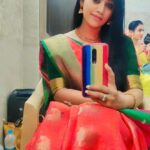 Gayathri Yuvraaj Instagram - ஒரு காதல் கடிதம் விழி போடும் உன்னை காணும் சபலம் வர கூடும் நீ பார்க்கும் பார்வைகள் பூவாகும் நெஞ்சுக்குள் தைக்கின்ற முள்ளாகும்!! ❤️ Saree @imon_arte_boutique