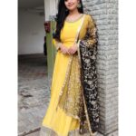Gayathri Yuvraaj Instagram - 💛🖤💛 Outfit @sdduniqueboutique_97