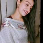 Gayathri Yuvraaj Instagram - நான் பிழை நீ மழலை எனக்குள் நீ இருந்தால் அது தவறே இல்லை!! 😍 #nanpizhai #feelthesong🎵🎶 #nicelyrics #nanyathara #😍😍