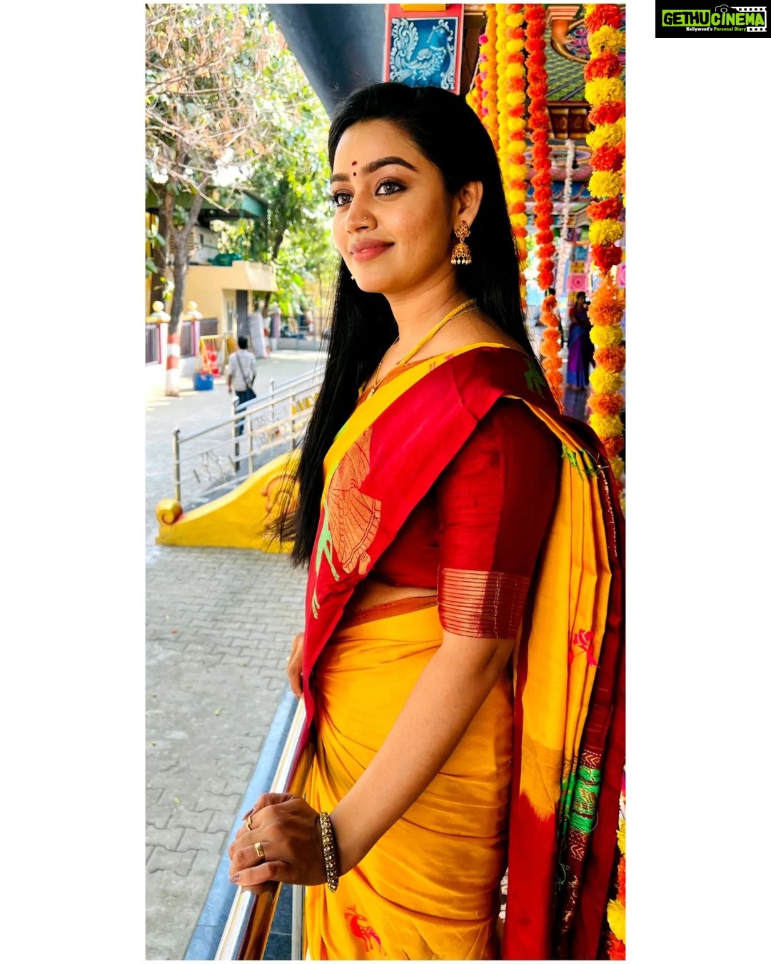 Gayathri Yuvraaj Instagram - Happy to know my family is now #1million family!!! Thank you so much for the abundant love you showered on me !!! Love you all 💕 keep supporting me 🙏😍😍