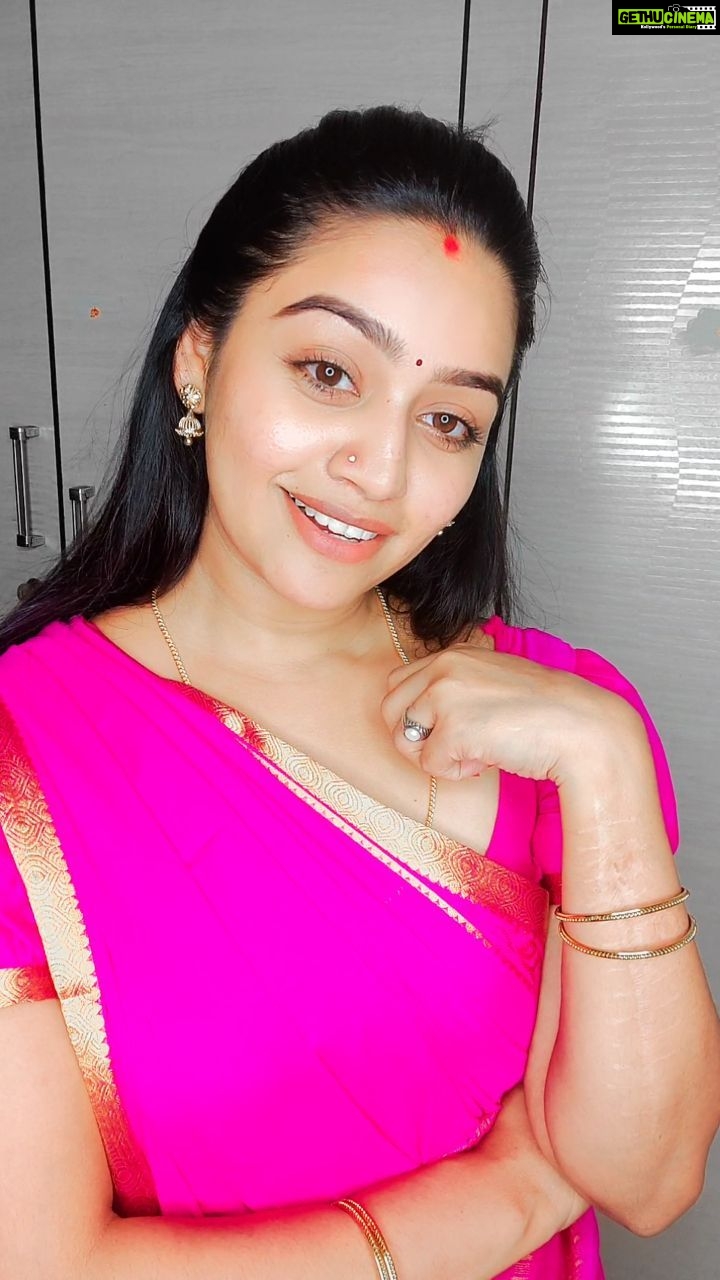 Gayathri Yuvraaj Instagram - 💗 #reelstamil #ilayarajamusic #kamalhassan #injiiduppazhagi #💗💗💗💗💗