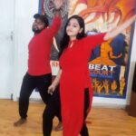 Gayathri Yuvraaj Instagram - ✨Little Little Little Little✨ .. @dhanushkraja @akshaykumar@arrahman @vijayganguly #atrangire #dhanush #arrahman #littlelittle #dancereels #reeltoreel #reelsinstagram #reelinstagram #reels #reelitfeelit #tamilreels #gayathriyuvraaj #rhythmicbeatdancecourt Rhythmic Beat Dance Court