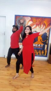 Gayathri Yuvraaj Instagram - ✨Little Little Little Little✨
..
@dhanushkraja @akshaykumar@arrahman
@vijayganguly #atrangire #dhanush #arrahman #littlelittle #dancereels #reeltoreel #reelsinstagram #reelinstagram #reels #reelitfeelit #tamilreels #gayathriyuvraaj 
#rhythmicbeatdancecourt