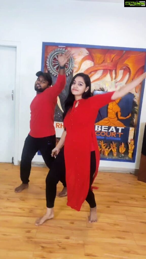Gayathri Yuvraaj Instagram - ✨Little Little Little Little✨ .. @dhanushkraja @akshaykumar@arrahman @vijayganguly #atrangire #dhanush #arrahman #littlelittle #dancereels #reeltoreel #reelsinstagram #reelinstagram #reels #reelitfeelit #tamilreels #gayathriyuvraaj #rhythmicbeatdancecourt Rhythmic Beat Dance Court