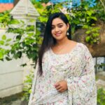 Gayathri Yuvraaj Instagram - Do live with love 💕💕 Beautiful floral dress @labeldeebaajith #gayathriyuvaraj #gayathri #💕💕