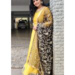 Gayathri Yuvraaj Instagram - 💛🖤💛 Outfit @sdduniqueboutique_97
