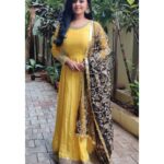 Gayathri Yuvraaj Instagram - 💛🖤💛 Outfit @sdduniqueboutique_97