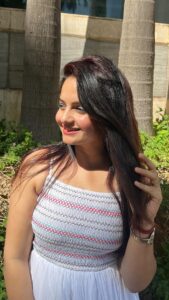 Giaa Manek Instagram - Hearing this old melody got me thinking ,how I perceived life when I first heard it . 😅💕
.
.
.
#nofilter #thursdaythoughts #life #goldenhour