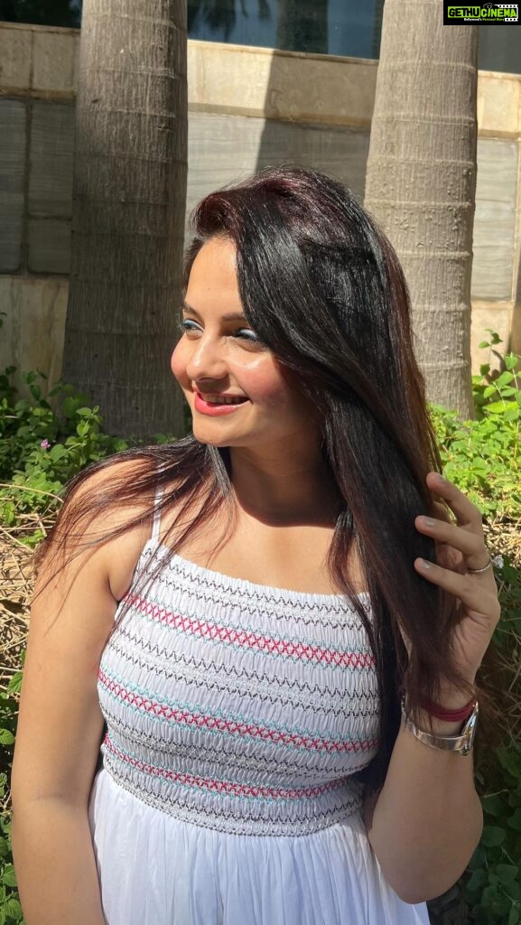 Giaa Manek Instagram - Hearing this old melody got me thinking ,how I perceived life when I first heard it . 😅💕 . . . #nofilter #thursdaythoughts #life #goldenhour