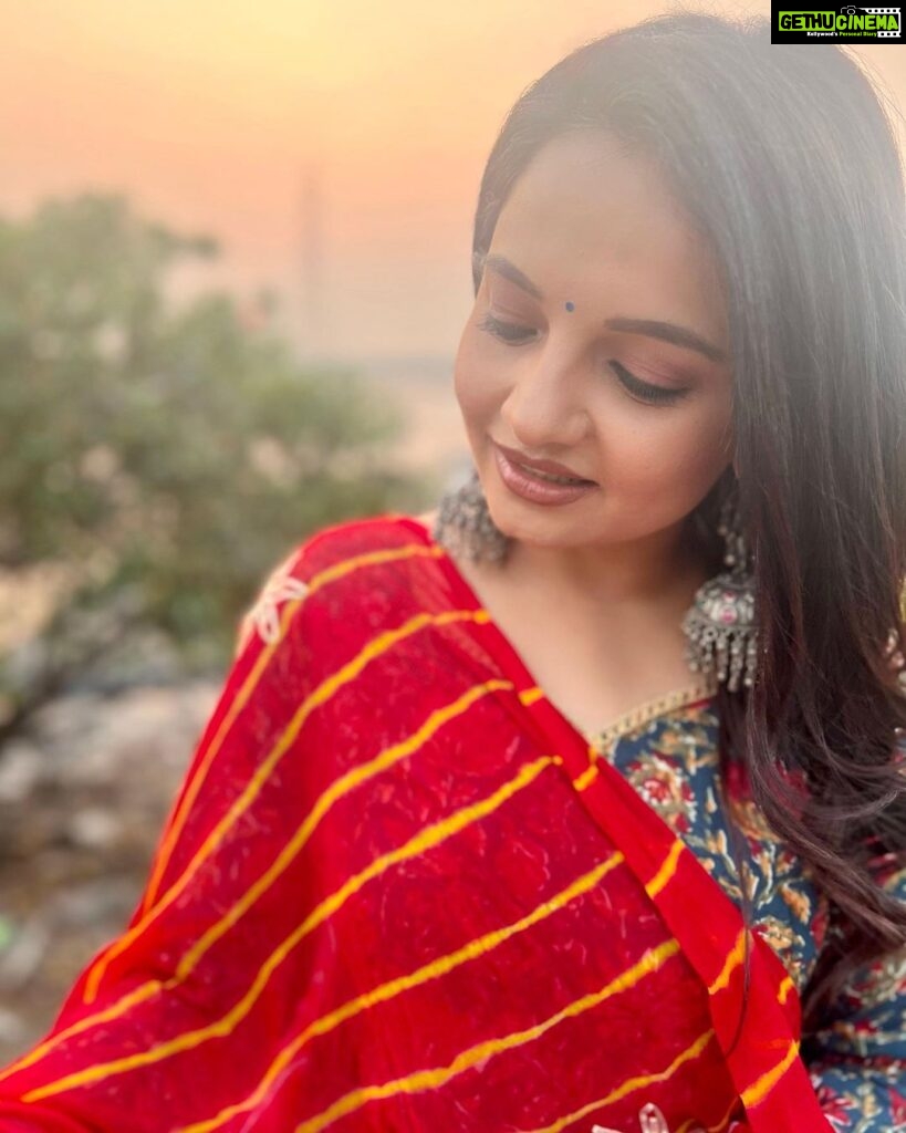 Giaa Manek Instagram - …lies in the eyes of the beholder ! What do you see ? . . . #candid #thursday #throwbackthursday #red #ootd #indian