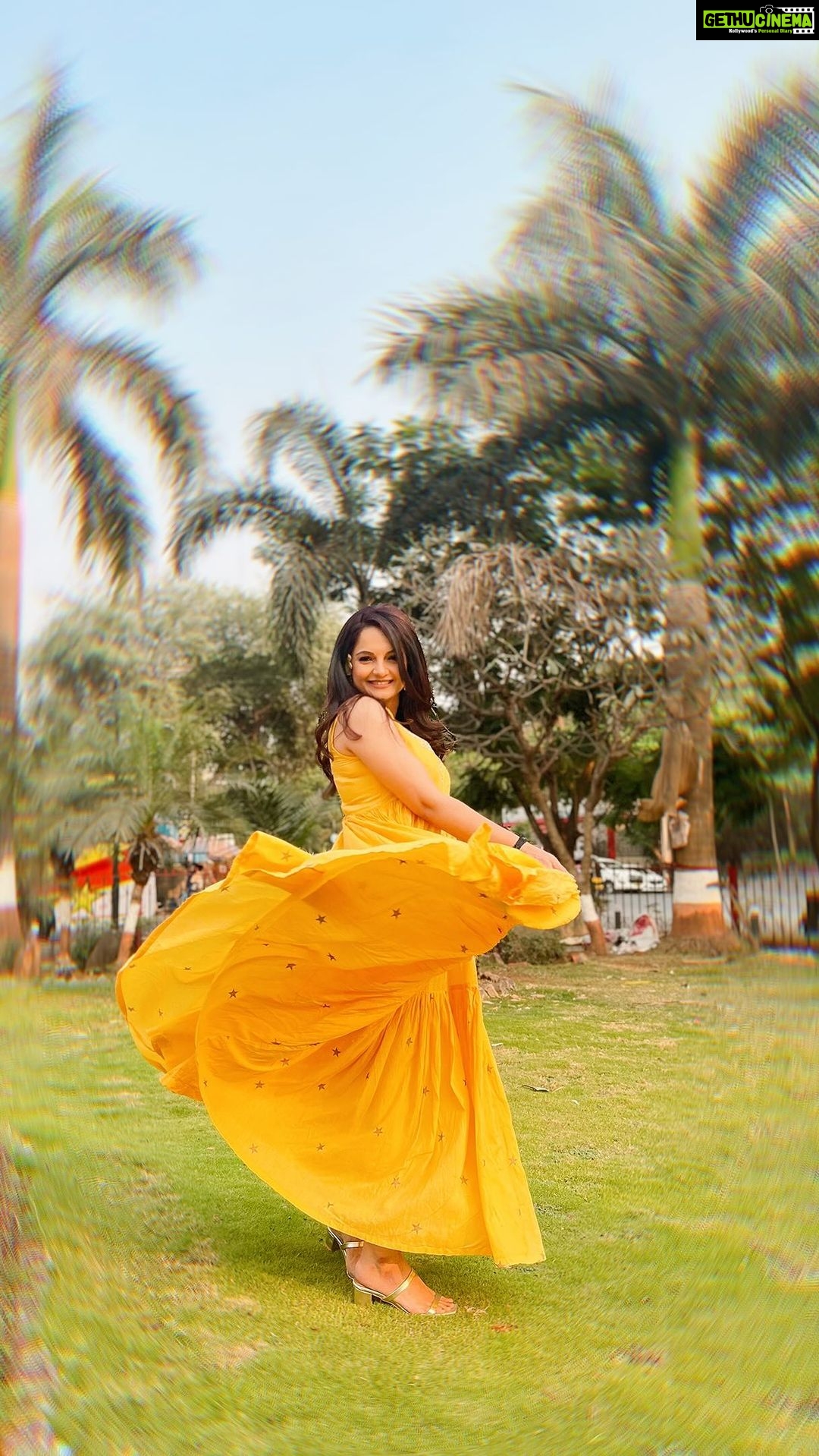 Giaa Manek Instagram - खुद को भी कभी महसुस कर लिया करो, कुछ रोनकें खुद से भी होती है . . . . #friyay 🦋