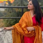 Giaa Manek Instagram - Happy holi 🌈