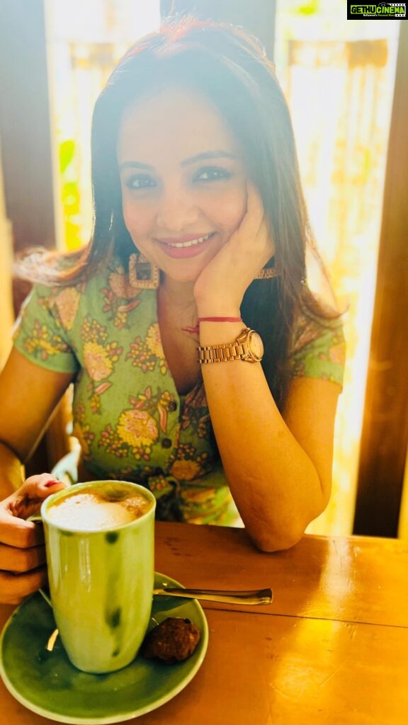 Giaa Manek Instagram - Undying love for food 😁💁🏻‍♀. . . . #monday #food #life #happiness #love