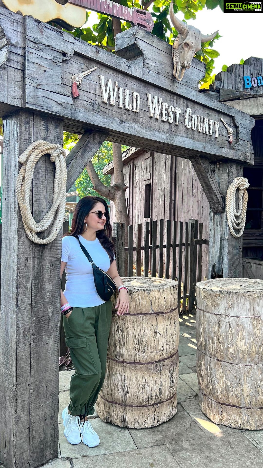 Giaa Manek Instagram - Ready ..Get set …. Imagicaa:) Fun place to spend your day with friends and family . . . . #2023 #imagicaadiaries #bestwaytobegintheyear