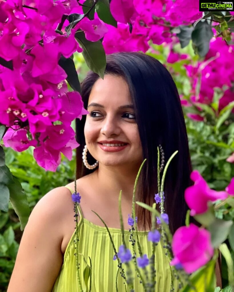 Giaa Manek Instagram - Hey ! Sharing some peace with you 🤍. . . . #love