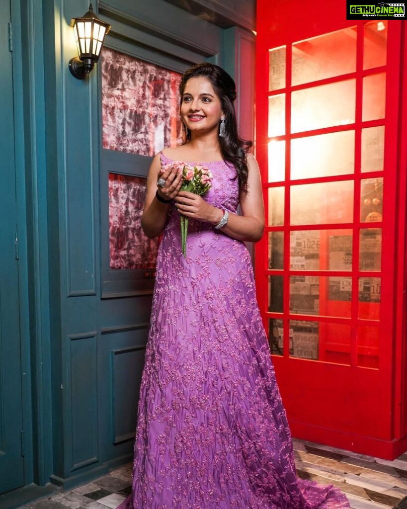Giaa Manek Instagram - Bloom , a beautiful process of becoming 🪷. . . . Outfit @the_adhya_designer Jewellery @jewellery_by_adhya Styling @the_style_gramm Makeup @makeover_by_adhya. Videography @sagarfilms194 S3 - Star Skills Studio