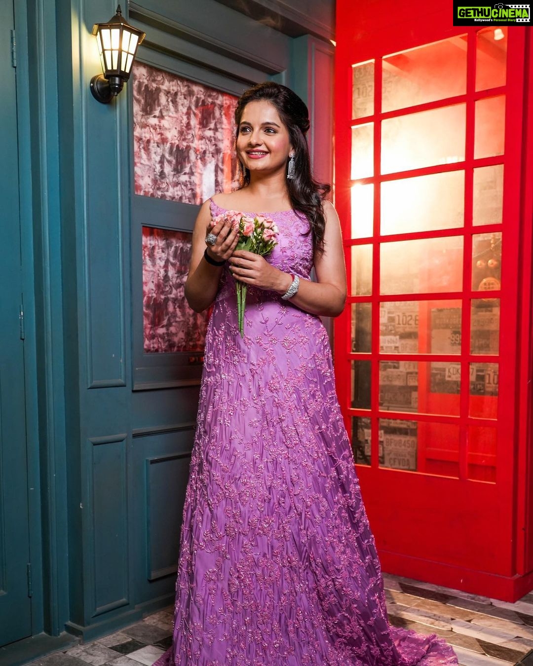 Giaa Manek Instagram - Bloom , a beautiful process of becoming 🪷. . . . Outfit @the_adhya_designer Jewellery @jewellery_by_adhya Styling @the_style_gramm Makeup @makeover_by_adhya. Videography @sagarfilms194 S3 - Star Skills Studio