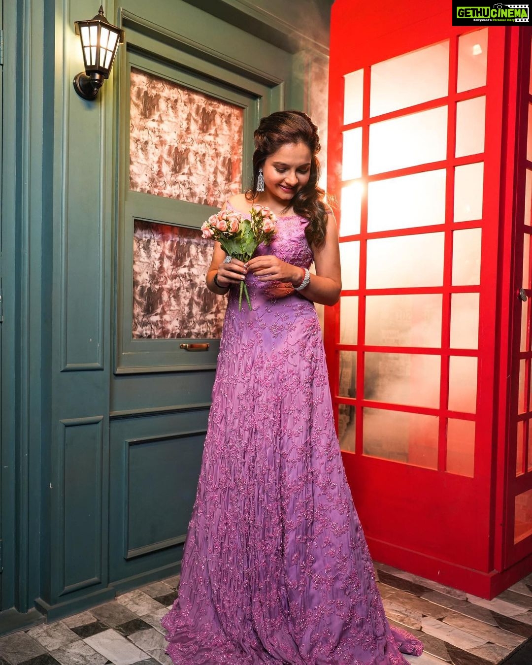 Giaa Manek Instagram - Bloom , a beautiful process of becoming 🪷. . . . Outfit @the_adhya_designer Jewellery @jewellery_by_adhya Styling @the_style_gramm Makeup @makeover_by_adhya. Videography @sagarfilms194 S3 - Star Skills Studio